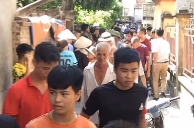 Rất đông người dân tập trung trước khu vực xảy ra án mạng (CTV).