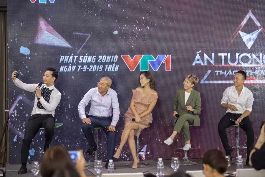 Đạo diễn Nguyễn Danh Dũng và các diễn viên "Về nhà đi con" trong buổi họp báo.