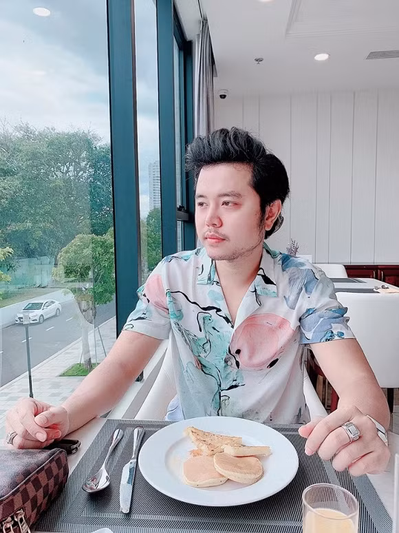 Hiện tại, Vũ Hoàng Việt tập trung vào công việc kinh doanh bất động sản.