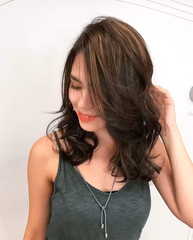 Chẳng cần tác động dao kéo, chỉ vài kiểu tóc đơn giản cũng có thể giấu nhẹm nhược điểm nọng cằm - Ảnh 1.