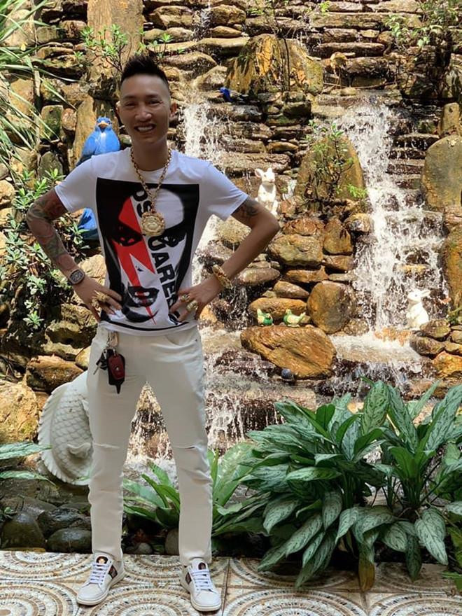 Huấn thường có những clip livestream khoe tiền, vàng. Ảnh: FBNV. Chan dung Huan Hoa Hong, chu cong ty lam dich vu Facebook o VN hinh anh 3