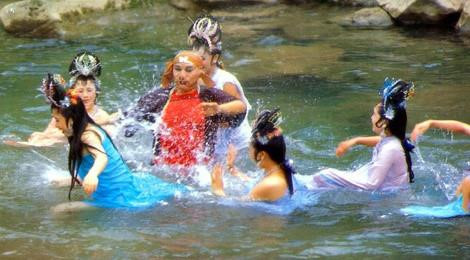 Cảnh Trư Bát giới tắm cùng yêu tinh nhện.