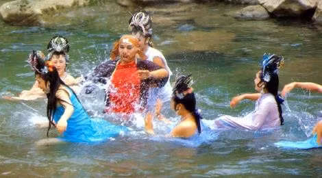 Cảnh Trư Bát giới tắm cùng yêu tinh nhện.