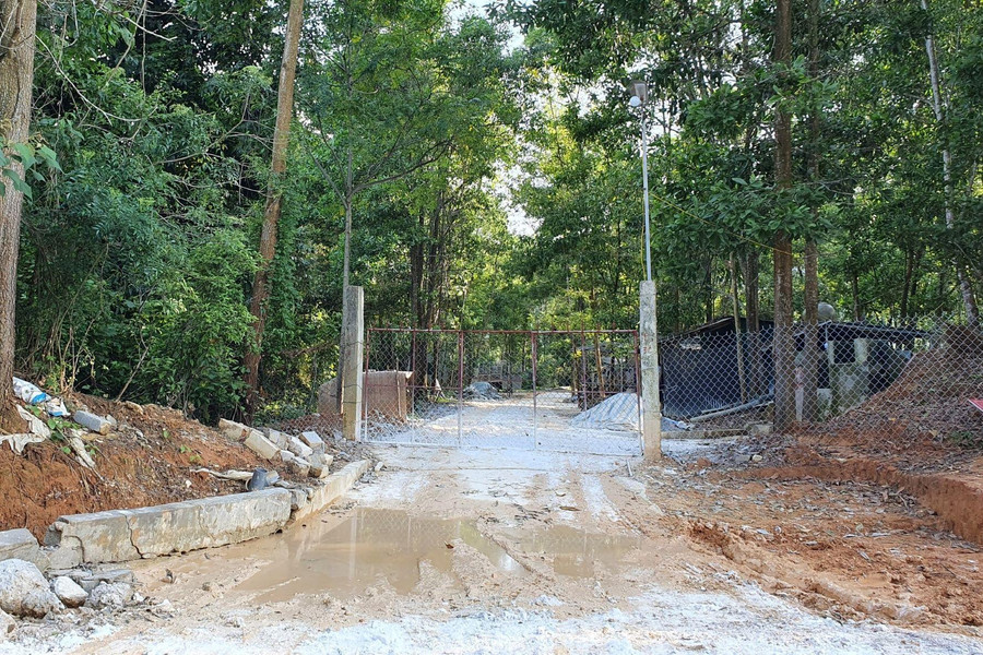 Trại lợn được bảo vệ nghiêm ngặt, ngay các các bộ Hậu cần ở Trạm T34 không thể vào được. Trại lợn được bảo vệ nghiêm ngặt, ngay các các bộ Hậu cần ở Trạm T34 không thể vào được.