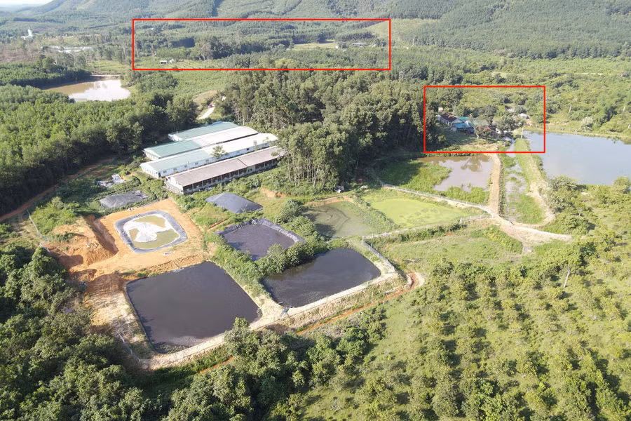 Trại lợn nằm sát Trạm hậu cần T34 và cách nhà ở người dân không xa. Trại lợn nằm sát Trạm hậu cần T34 và cách nhà ở người dân không xa.