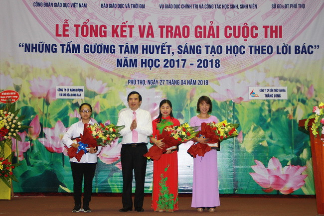 Ông Nguyễn Minh Tường trao giải Ba cho các tác giả có tác phẩm đoạt giải Ông Nguyễn Minh Tường trao giải Ba cho các tác giả có tác phẩm đoạt giải
