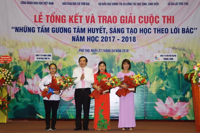 Ông Nguyễn Minh Tường trao giải Ba cho các tác giả có tác phẩm đoạt giải