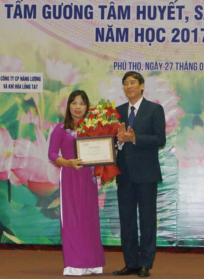 TS Vũ Minh Đức trao giải Nhì cho cô Nguyễn Thị Diệp với tác phẩm “Em Ngọc” TS Vũ Minh Đức trao giải Nhì cho cô Nguyễn Thị Diệp với tác phẩm “Em Ngọc”