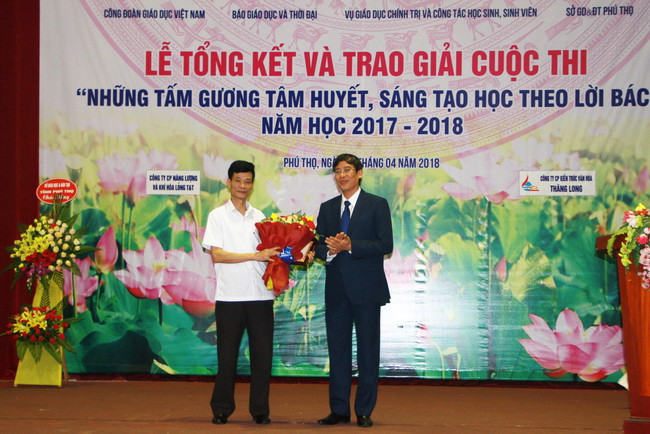 TS Vũ Minh Đức trao giải tập thể cho Sở GD&ĐT tỉnh Phú Thọ TS Vũ Minh Đức trao giải tập thể cho Sở GD&ĐT tỉnh Phú Thọ