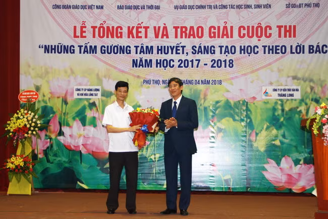 TS Vũ Minh Đức trao giải tập thể cho Sở GD&ĐT tỉnh Phú Thọ