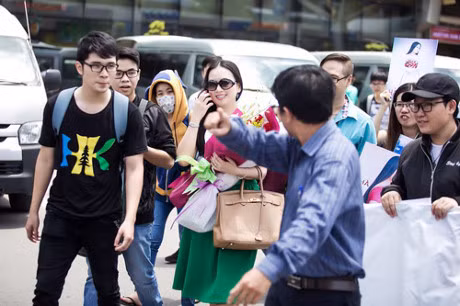 Em gai ty phu cua Cam Ly ve nuoc bang chuyen co rieng - Anh 5