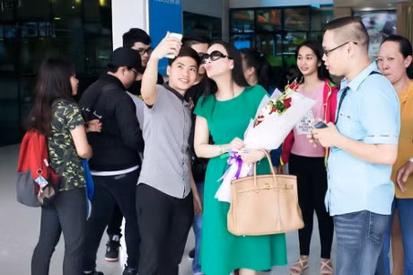 Em gai ty phu cua Cam Ly ve nuoc bang chuyen co rieng - Anh 8