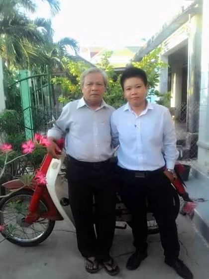 Chuỗi ngày ông bố giành lại công bằng cho cậu con chuyển giới
