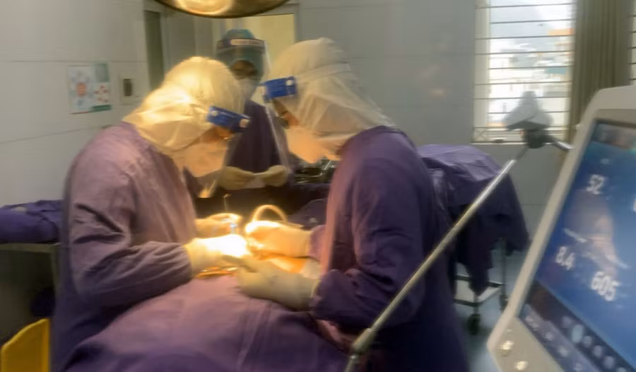 Kíp mổ thực hiện phẫu thuật cho bệnh nhân H. trong phòng mổ khu cách ly. Ảnh: BVĐK tỉnh Quảng Ninh.