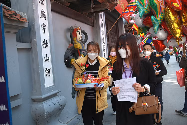 Nam thanh, nữ tú đổ xô đến chùa Hà cầu duyên ngày Lễ tình yêu