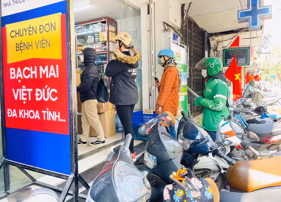 Ngày 24/2, tại hệ thống nhà thuốc Long Châu rất đông người dân xếp hàng chờ tới lượt để được mua thuốc Molnupiravir. Ảnh: TPO.