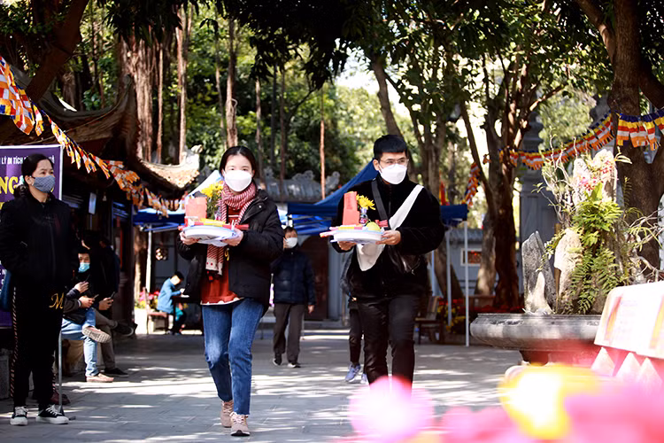 Rất đông bạn trẻ đến chùa Hà cầu duyên trong hôm nay 14/2. Ảnh: TTXVN.