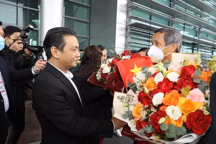 Sau khi xuống máy bay, thầy trò HLV Mai Đức Chung nhận cờ hoa chúc mừng từ lãnh đạo Bộ Văn hóa-Thể thao và Du lịch, Tổng cục Thể dục thể thao, Liên đoàn bóng đá Việt Nam, đông đảo người hâm mộ và giới truyền thông. Trong ảnh: Thứ trưởng Bộ Văn hóa-Thể thao và Du lịch Hoàng Đạo Cương chúc mừng toàn đội. Nguồn: Báo Văn hóa.