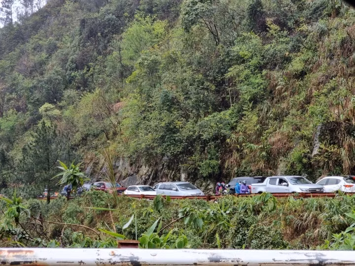 Nhiều xe máy cũng nối đuôi nhau lên đỉnh Mẫu Sơn. Nguồn: VTC.