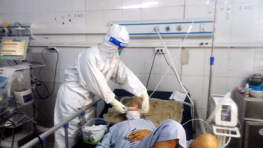 Bệnh viện Kiến An (Hải Phòng) có 4 khu điều trị bệnh nhân Covid-19, hiện điều trị khoảng 180 F0, chủ yếu là các bệnh nhân nặng, bệnh nhân có bệnh lý nền. Tết Nhâm Dần năm nay, 12 bác sĩ, 60 điều dưỡng trong các khu điều trị F0 của bệnh viện tạm gác công việc gia đình, ở lại điều trị, chăm sóc và đón Tết cùng các bệnh nhân. Nguồn: VOV.