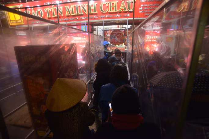 Tại Hà Nội, từ sáng sớm 10/2, nhiều người dân đã xếp hàng trước các cửa hàng vàng trên phố Trần Nhân Tông (Hà Nội) để mua vàng cầu may trong ngày vía Thần Tài (mùng 10 tháng Giêng âm lịch).