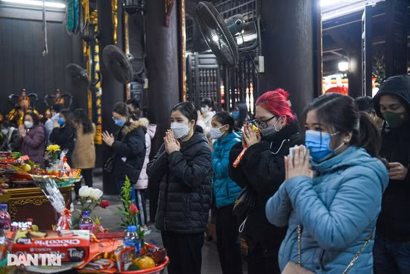 Cứ ngày lễ Valentine (14/2) hàng năm, nam thanh nữ tú chưa lập gia đình lại tới chùa Hà sắp lễ cầu duyên, mong tìm được ý trung nhân. Ảnh: Dân Trí.