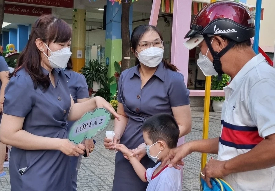 Các cô giáo đón trẻ tại trường Mầm non Rạng Đông phường 4, Quận 6. Nguồn: Trung tâm Y tế Quận 6.