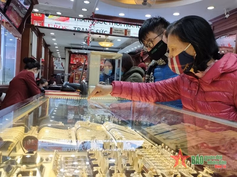 Khách hàng đến chọn mua cho mình những sản phẩm vàng để cầu mong cho một năm mới nhiều tài lộc, may mắn. Ảnh: Báo QĐND.