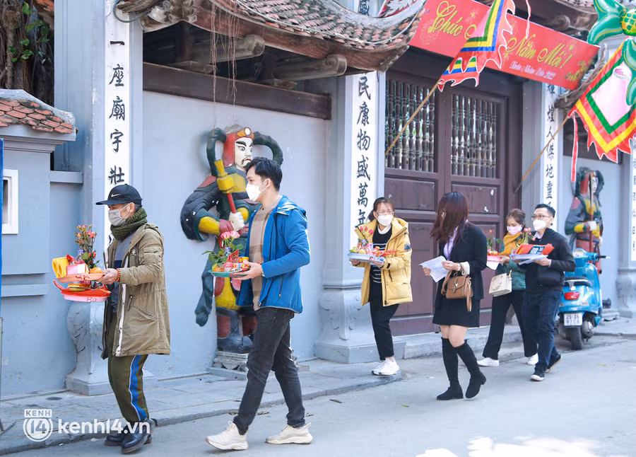 Dịp lễ Valentine năm nay giáp với ngày Rằm tháng Giêng nên rất nhiều người dân, bạn trẻ cũng đã đến chùa Hà từ sớm để cầu may mắn, tài lộc và cầu duyên. Ảnh: Kênh 14.