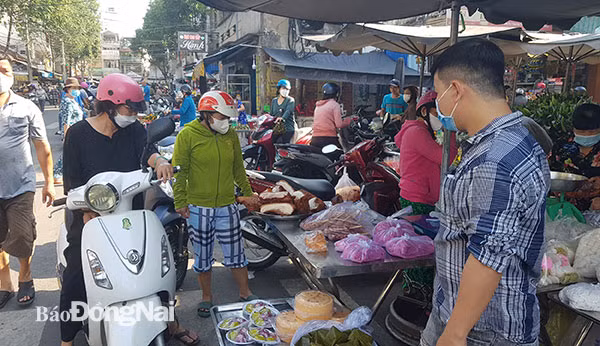 Tại Đồng Nai, từ chiều ngày 9 và ngày 10/2 (tức mùng 9 và mùng 10 tháng Giêng âm lịch), lượng người đến mua vàng, hoa tươi, heo quay, cá lóc nướng... cho ngày vía Thần Tài theo tín ngưỡng dân gian tại TP.Biên Hòa đã tăng cao so với ngày thường. Trong ảnh: Người dân chọn mua heo quay, các lễ vật cúng ngày vía Thần Tài tại khu vực chợ Biên Hòa vào sáng 10/2. Nguồn: Báo Đồng Nai.