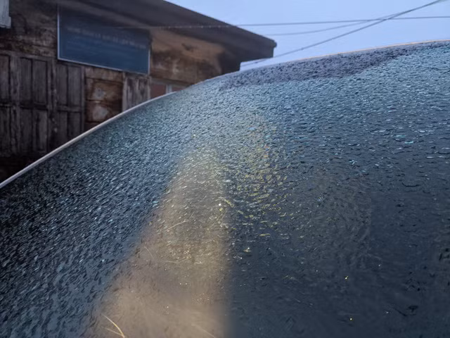 Băng Tuyết đọng trên kính ô tô.