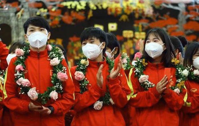 Các nữ tuyển thủ và huấn luyện viên Mai Đức Chung gửi lời cảm ơn tới Chính phủ, VFF và người hâm mộ cả nước đã luôn quan tâm tới đội tuyển và rất xúc động khi nhận được sự đón tiếp tại sân bay. Ảnh: Minh Chiến.