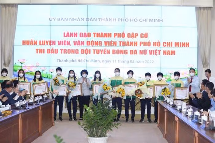 Các thành viên của Thành phố Hồ Chí Minh thuộc tuyển bóng đá nữ Việt Nam nhận bằng khen từ lãnh đạo Thành phố. Ảnh: Lâm Vũ.