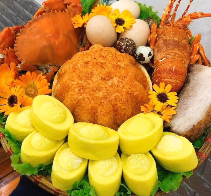 Cua biển, tôm hùm cũng được đưa lên mâm lễ ngày vía Thần Tài với giá tiền triệu. Trên nhiều trang chợ online, mâm cúng có hải sản như trong ảnh được bán với mức giá từ 399.000 đồng trở lên. Ảnh: Phụ nữ Việt Nam.