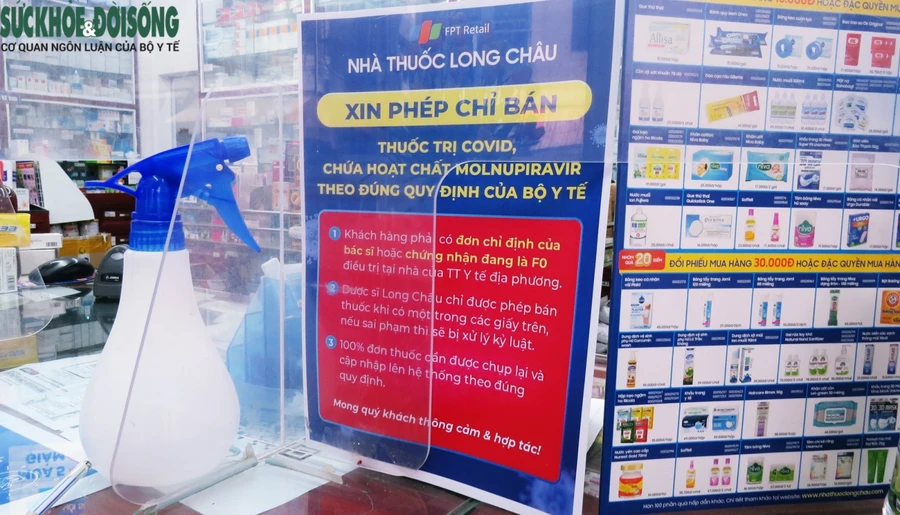 Nhà thuốc có thông báo cụ thể về quy định mua thuốc thuốc trị Covid-19 chứa hoạt chất Monulpiravir. Ảnh: SKĐS.
