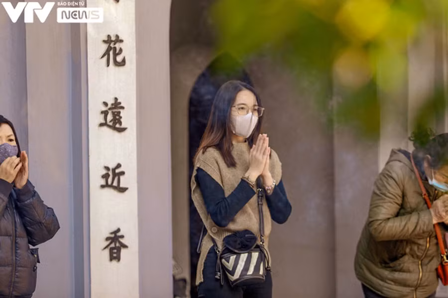 Nhiều người trẻ tìm đến nơi đây với mong muốn được ông Tơ, bà Nguyệt se duyên. Ảnh: VTV.