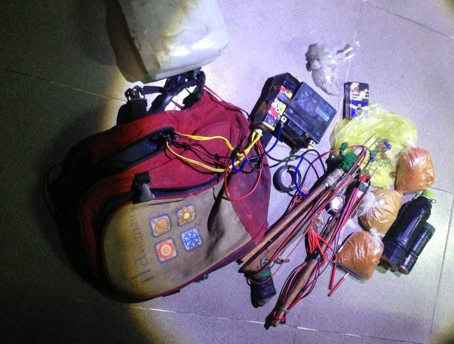 Súng điện tự chế và ớt bột. Ảnh: P.S.