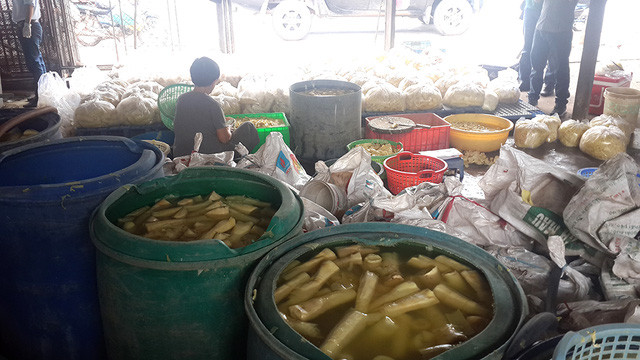 Nguy cơ thủng ruột, phá nát gan vì ăn măng tẩm hóa chất ảnh 1 Cơ sở chế biến măng tươi tại huyện Hóc Môn bị cảnh sát môi trường phát hiện sử dụng chất phụ gia tạo màu