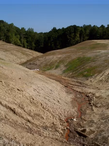 Khoảng 7,6m đất bãi thải Krejci đã bị đào lên và đổ bỏ vì nhiễm độc hóa chất quá trầm trọng.