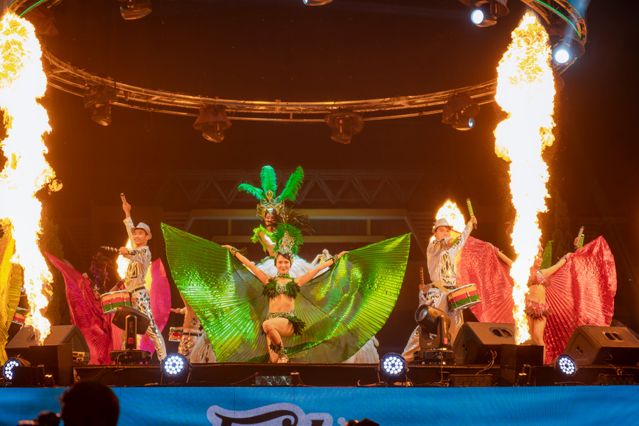 Một tiết mục đặc sắc khuấy động mở đầu chương trình. (Ảnh: Đ.Hoàng).