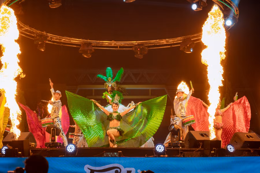 Một tiết mục đặc sắc khuấy động mở đầu chương trình. (Ảnh: Đ.Hoàng).