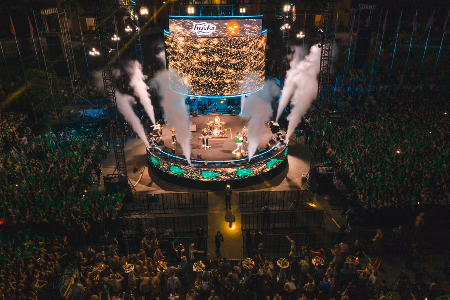 Chương trình nghệ thuật "Giai điệu trẻ" thu hút hàng nghìn người tham gia. (Ảnh: Đ.Hoàng).