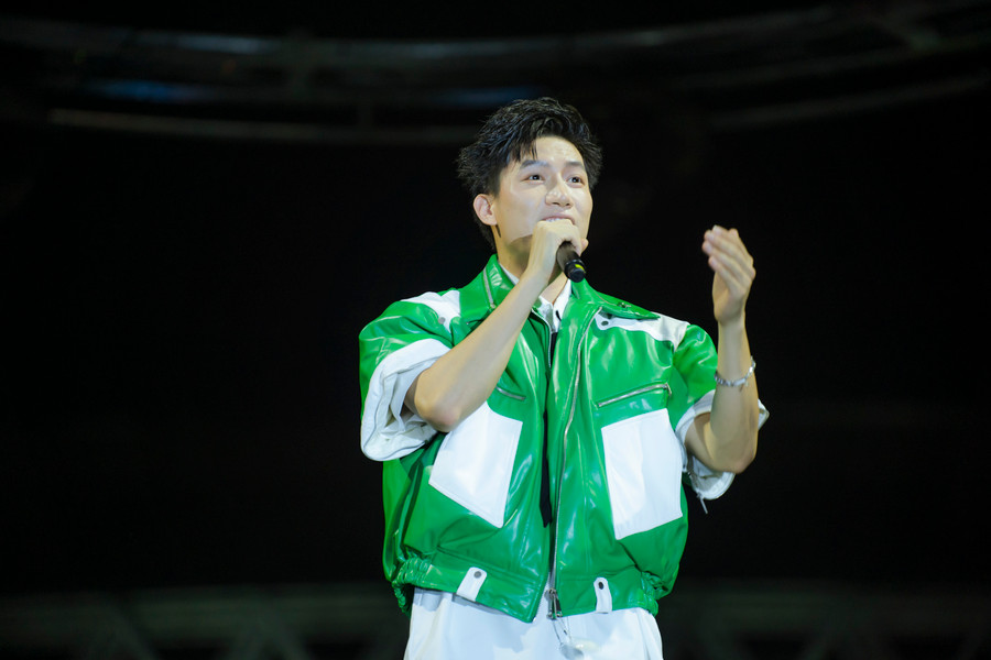 Ca sĩ Anh Tú, Ly Ly có mặt tại đêm diễn với hàng loạt các tiết mục như Chiếc khăn gió ấm, Đôi mắt, Sao anh chưa về nhà, Mashup Anh nhà ở đâu thế + Tình yêu lạ kỳ,... để phục vụ khán giả. (Ảnh: Đ.Hoàng).