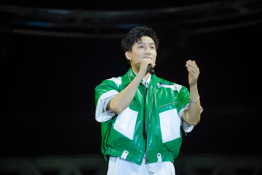 Ca sĩ Anh Tú, Ly Ly có mặt tại đêm diễn với hàng loạt các tiết mục như Chiếc khăn gió ấm, Đôi mắt, Sao anh chưa về nhà, Mashup Anh nhà ở đâu thế + Tình yêu lạ kỳ,... để phục vụ khán giả. (Ảnh: Đ.Hoàng).