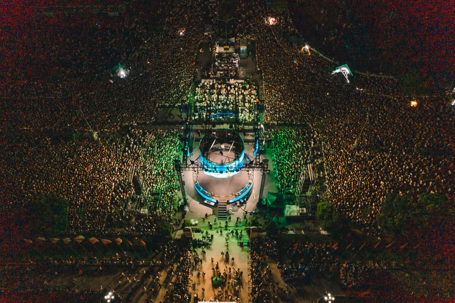 Anh Tú và Ly Ly đã cùng với hàng nghìn bạn trẻ tại Huế khuấy động trong đêm nghệ thuật 'Giai điệu trẻ'.