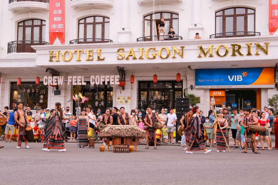 Đoàn nghệ thuật biểu diễn tại Lễ hội Quảng diễn đường phố tại Festival nghề truyền thống Huế 2023. (Ảnh: Hoàng Hải).