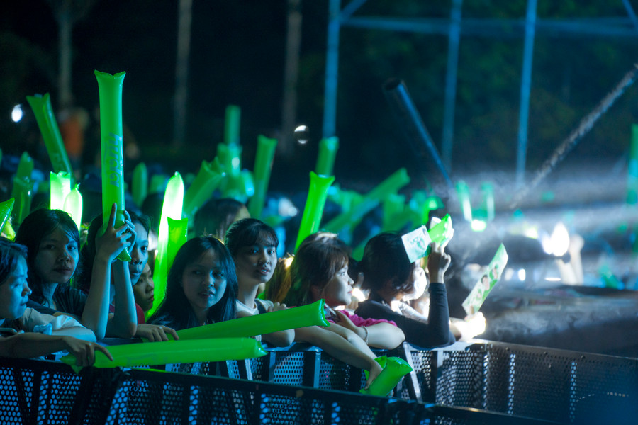 Hàng nghìn khán giả, nhất là các bạn trẻ rất hào hứng tham gia và khuấy động tại chương trình. (Ảnh: Đ.Hoàng).