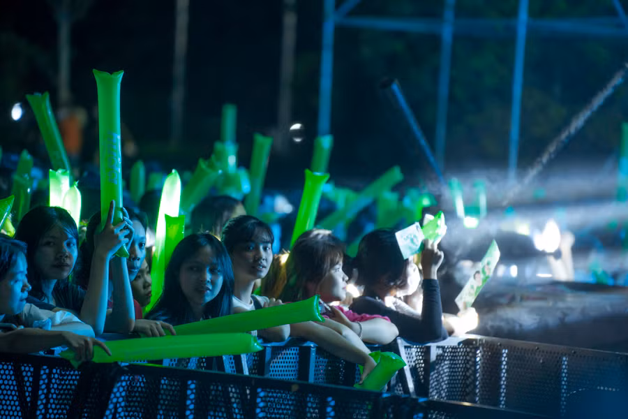 Hàng nghìn khán giả, nhất là các bạn trẻ rất hào hứng tham gia và khuấy động tại chương trình. (Ảnh: Đ.Hoàng).