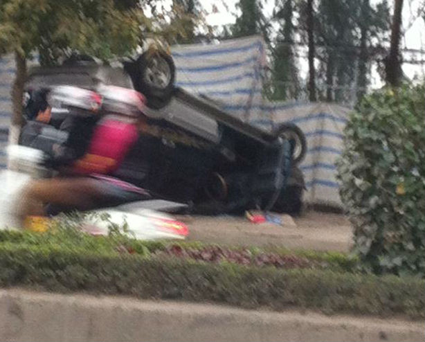 Xe điên lao vỉa hè, đâm trọng thương người đi bộ - Ảnh 1