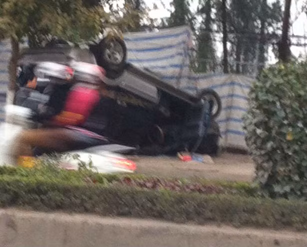 Xe điên lao vỉa hè, đâm trọng thương người đi bộ - Ảnh 1